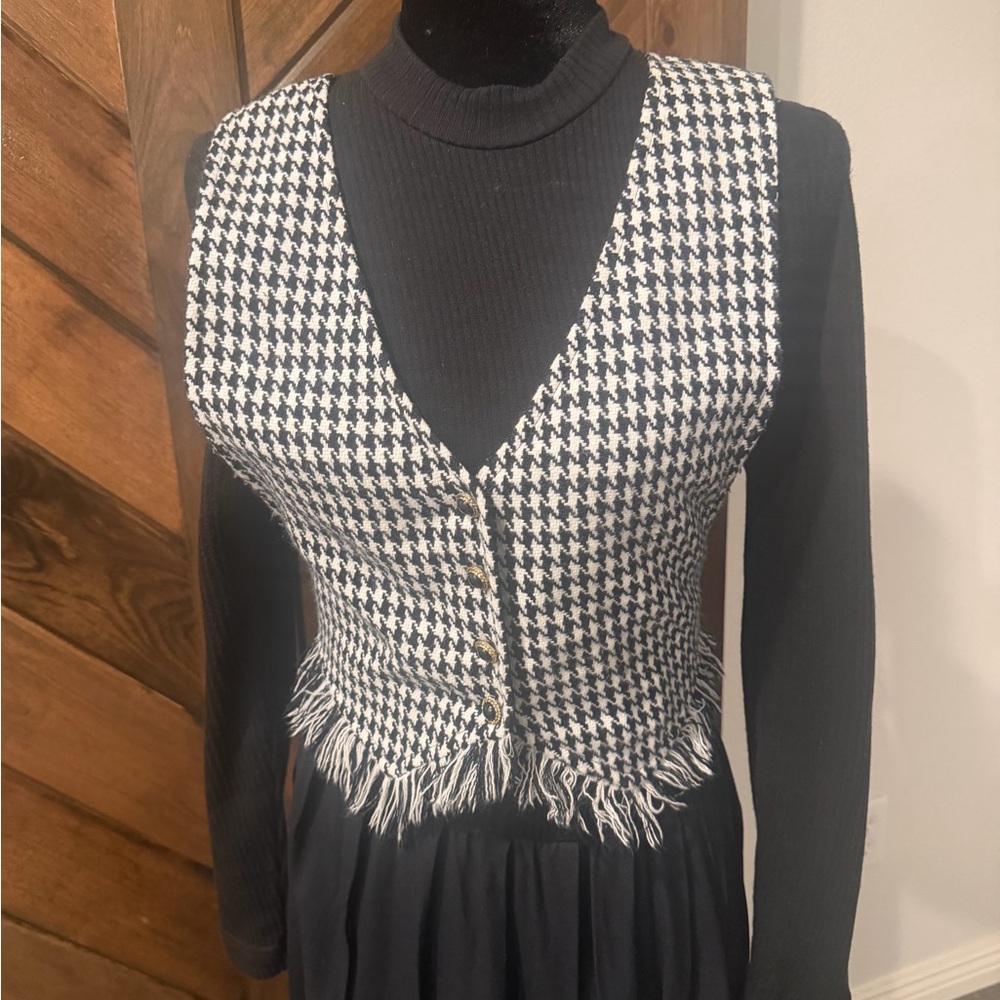Elegant Black and White Long Sleeve Dress - Picture 2 of 3